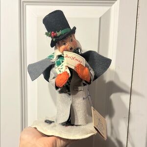 Annalee doll Christmas caroler 1987 with top hat and cape